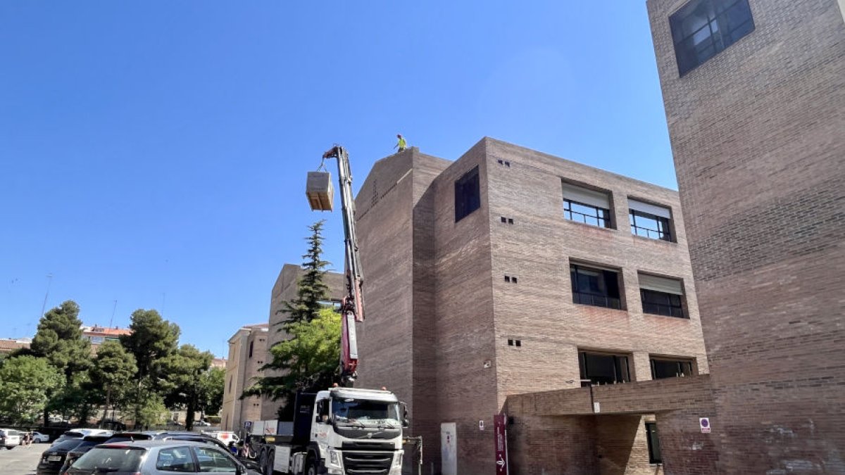 La descarga de material obligó a cortar parte del parking. - UDL