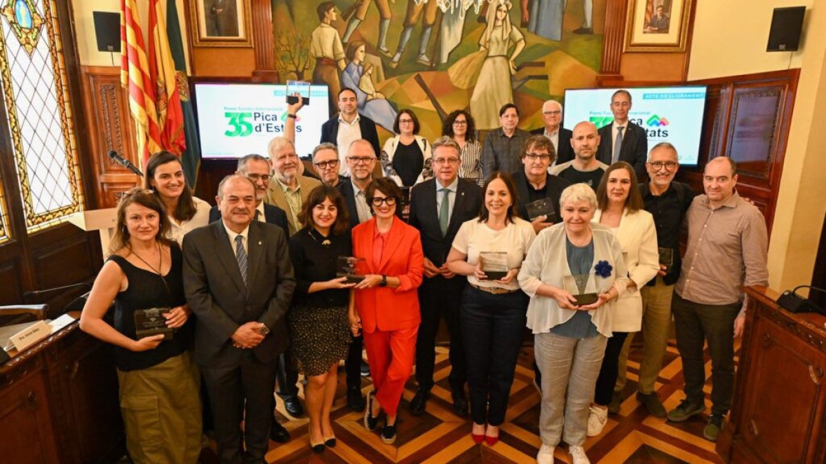 Premiats i membres del jurat del Premi, entre els quals la directora de SEGRE Anna Sàez, ahir. - DIPUTACIÓ DE LLEIDA