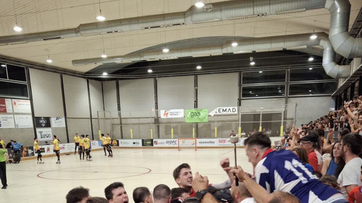 Els jugadors celebren la classificació al costat dels nombrosos seguidors que es van desplaçar.