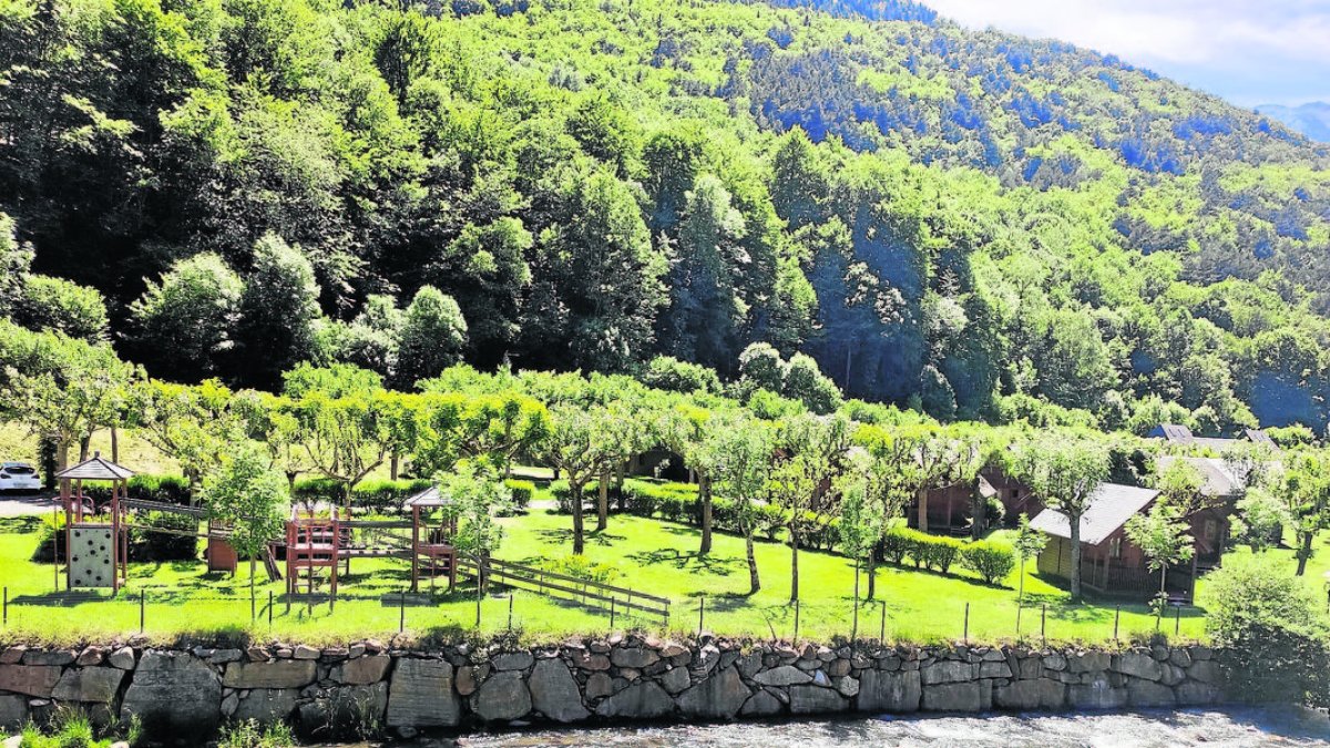 Vista deth camping Verneda, en municipi de Vielha e Mijaran. - ARANTEC