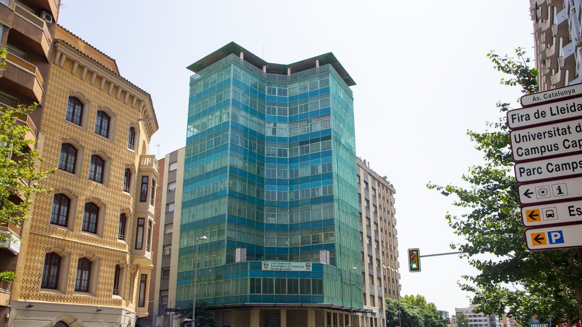 Imagen de archivo del edificio de los sindicatos, situado entre las avenidas de Catalunya y Blondel. - SEGRE