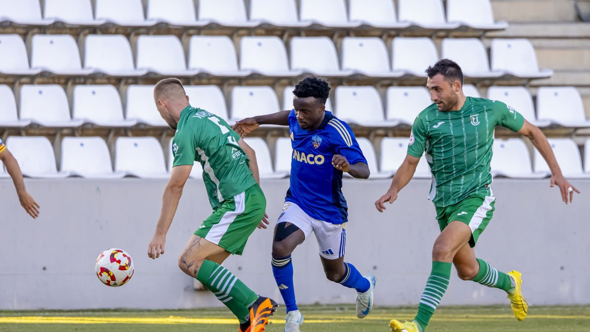 El Cornellà sería el equipo que partiría con preferencia para ocupar la plaza del Lleida. - JORDI ECHEVARRIA