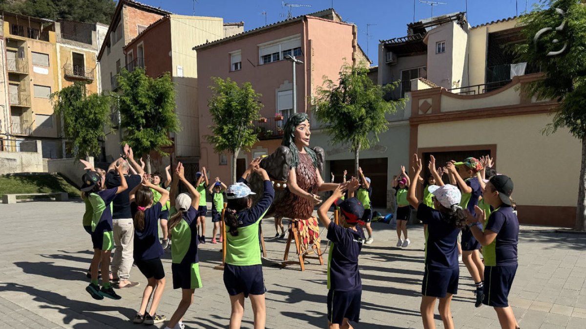 Escolares participaron en el Ball del Salt de l’Harpia. - RÀDIO BALAGUER