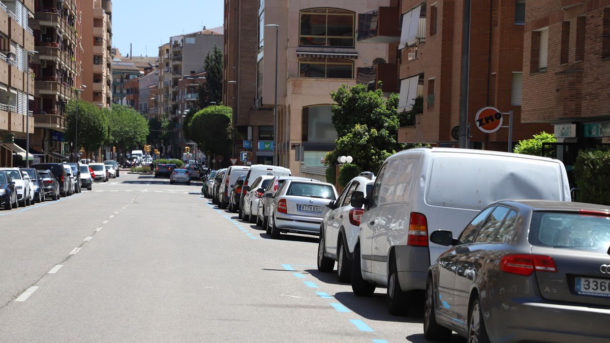 Nuevas plazas de zona azul en una calle de Joc de la Bola. - MAGDALENA ALTISENT