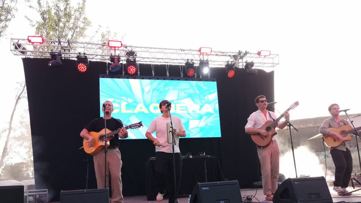 La rumba i el pop de Claquera va fer ballar ahir a la tarda el públic de l’Eternum Fest.