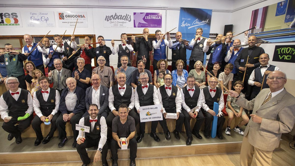 Foto de familia con jugadores, árbitros y personal del Casal posando como si fuera una orquesta.