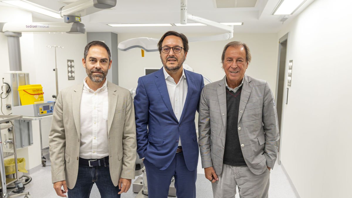 Marc Farrà, gerente de Mí NovAliança, con Gaby y Gabriel Masfurroll (a la derecha), los propietarios. - JORDI ECHEVARRIA