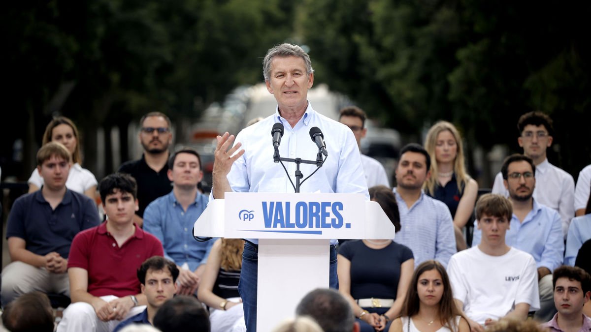 Alberto Núñez Feijóo habla en un acto del PP en Castelldefels. - KIKE RINCÓN / EUROPA PRESS