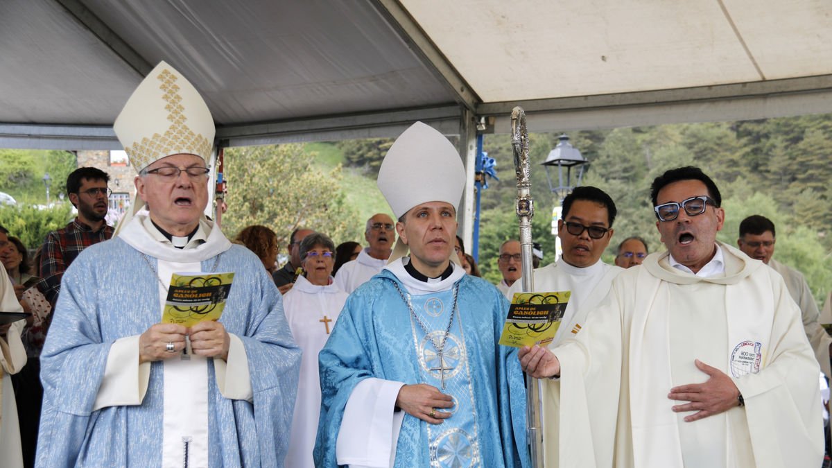 Serrano, en el centro, acompañado por su antecesor, Joan Enric Vives, ayer en Sant Julià de Lòria. - ANNA BERGA/ACN