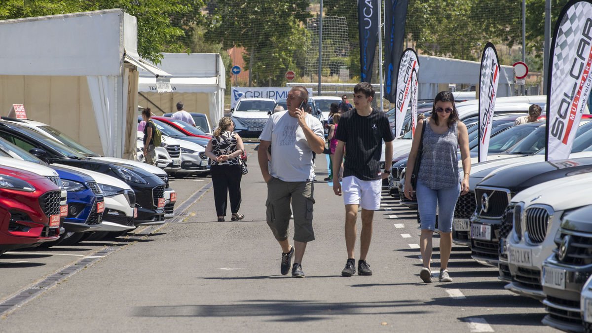 Visitantes en el mercado de coches de ocasión de Tàrrega. - LAIA PEDRÓS