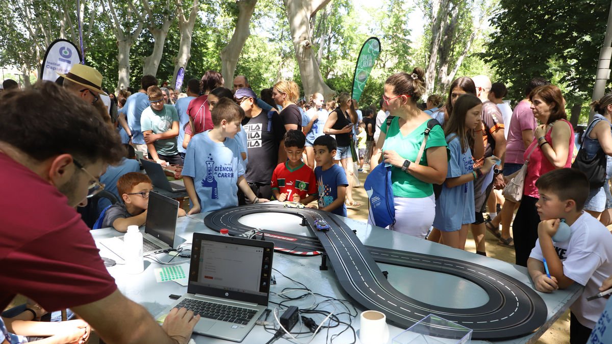 La UdL expuso un ‘scalextric’ que se mueve con la mente. - MARC CARBONELL