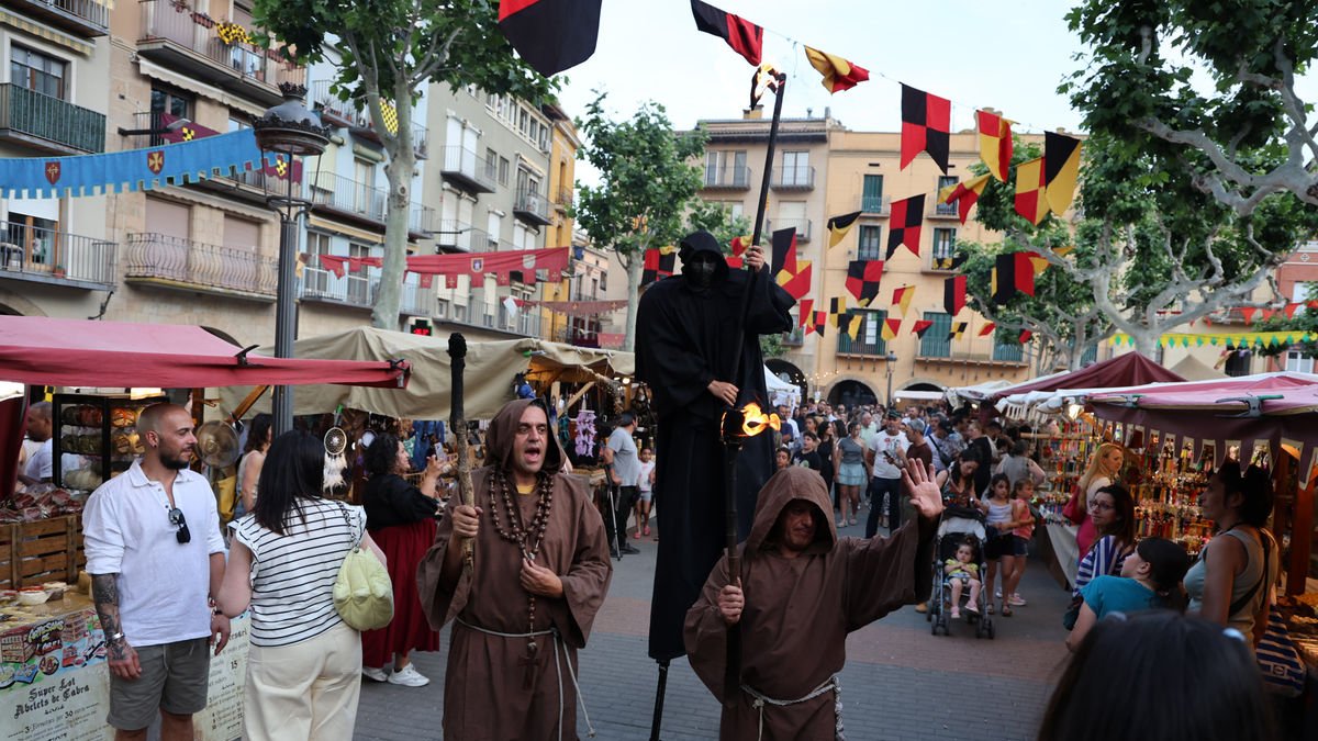 Un espectáculo itinerante dio comienzo ayer a última hora de la tarde en la plaza Mercadal, y concluyó con el Salt de foc de l’Harpia. - AMADO FORROLLA