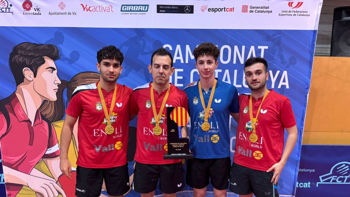 Los jugadores del Enoli Borges Vall con el título de campeones.