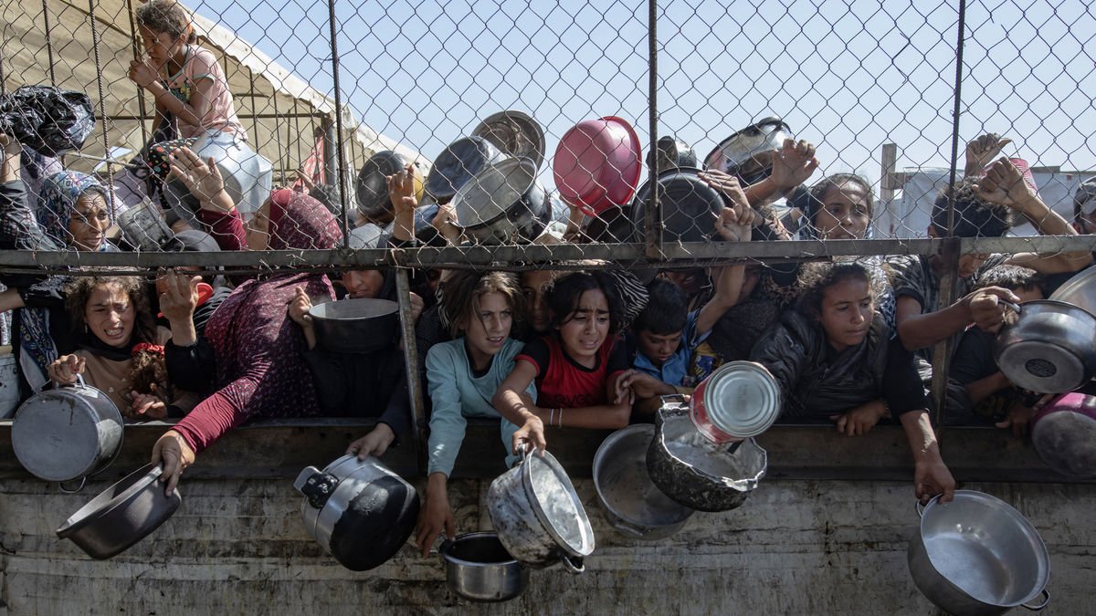 Palestinos se agolpan para pedir comida en un centro de ayuda. - EFE