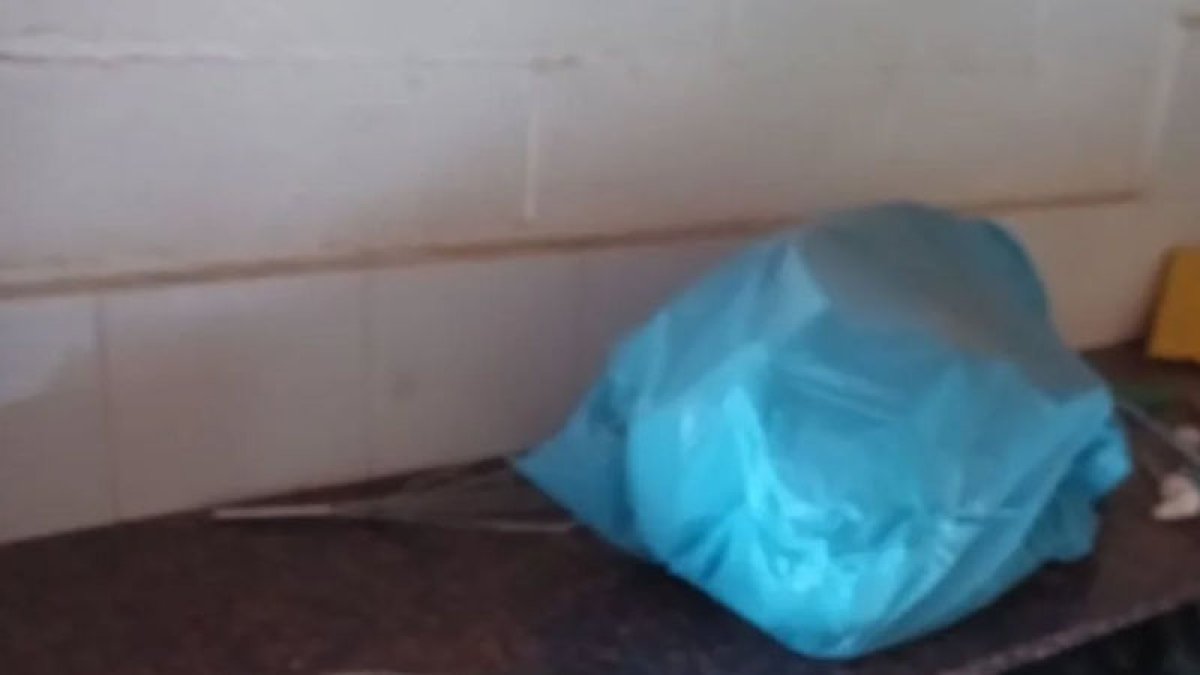 Imagen de destrozos en una encimera de mármol y basura tirada. - AJUNTAMENT DE LA FULIOLA