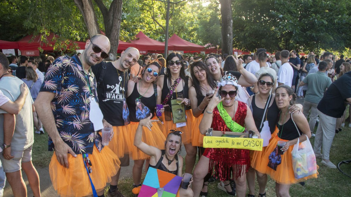 Un grupo de amigos de Agramunt aprovecharon para celebrar una despedida de soltera. - LAIA PEDRÓS