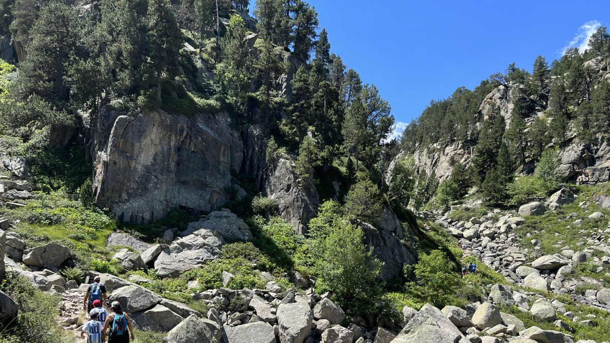 Uns excursionistes a la zona perifèrica del Parc Nacional d'Aigüestortes.