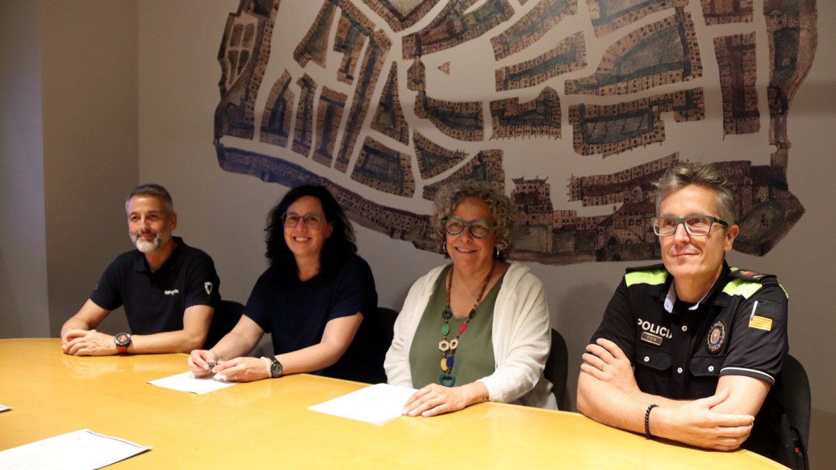 L'alcaldessa i la regidora de Governació, Judit Gisbert i Esther Espluga, acompanyades pel cap de la Policia Local, Josep Garcia, i el delegat sindical, Jaume Vantolra.