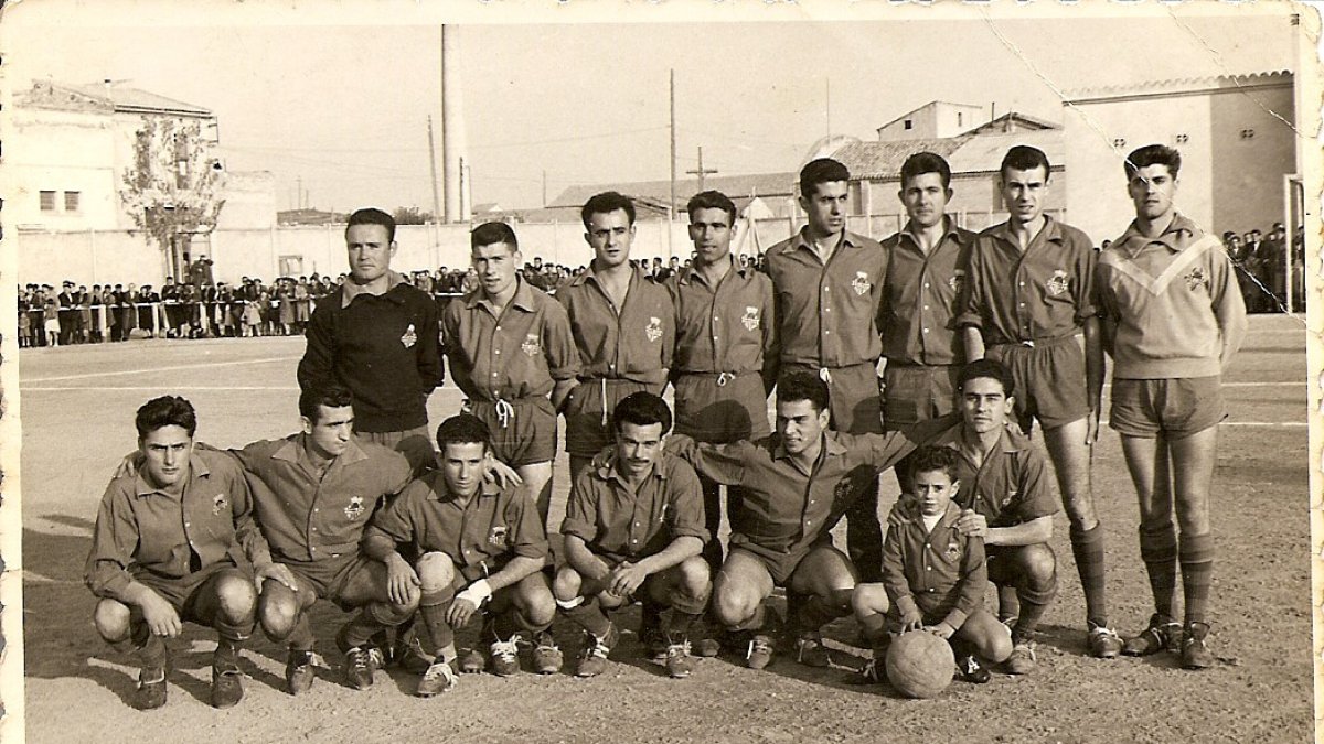 Temporada 1959-60 ■ El Balaguer recuperó, dos años después del descenso, la Tercera División estatal en un CAR a rebosar. De pie: Bonell, Peries, Montoliu, Casas, Vall, Martínez, Llaudet I. Agachados: Llaudet II, Vila, Grau, Pons, Ribera, Del Barrio