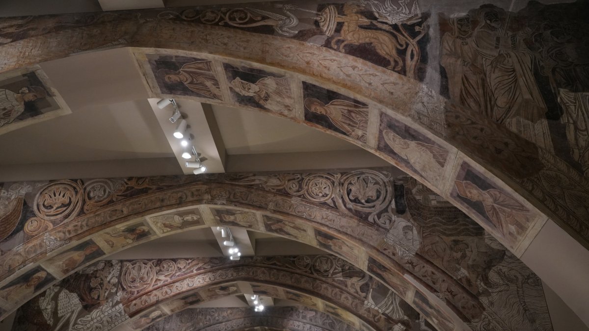 La part del sostre de la sala on es troben les pintures murals de Sixena exposades al MNAC, a Barcelona.