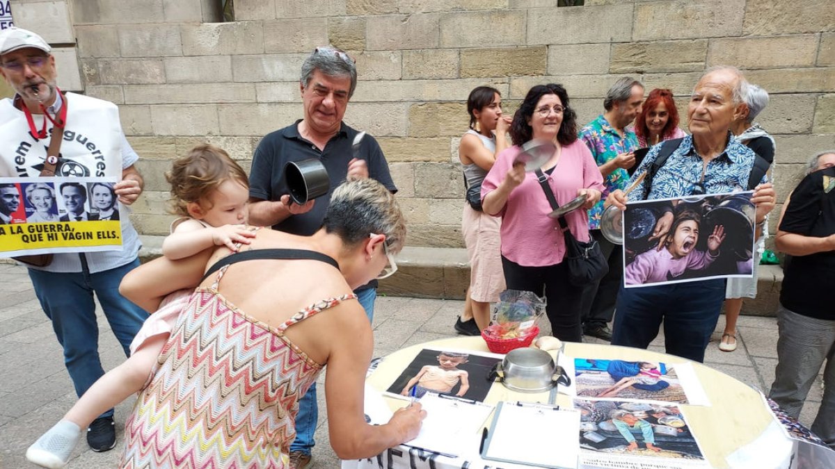 Casi 2.000 firmas en contra del gasto militar - ATUREM LES GUERRES