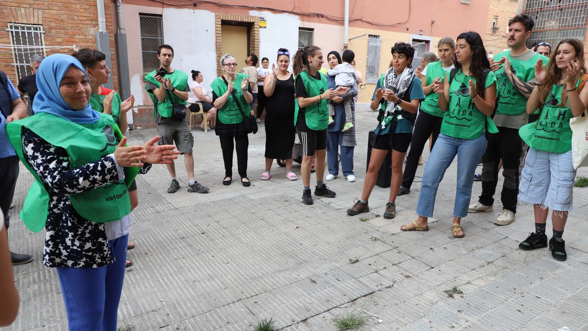 La PAH paraliza el desahucio de una familia - MAGDALENA ALTISENT
