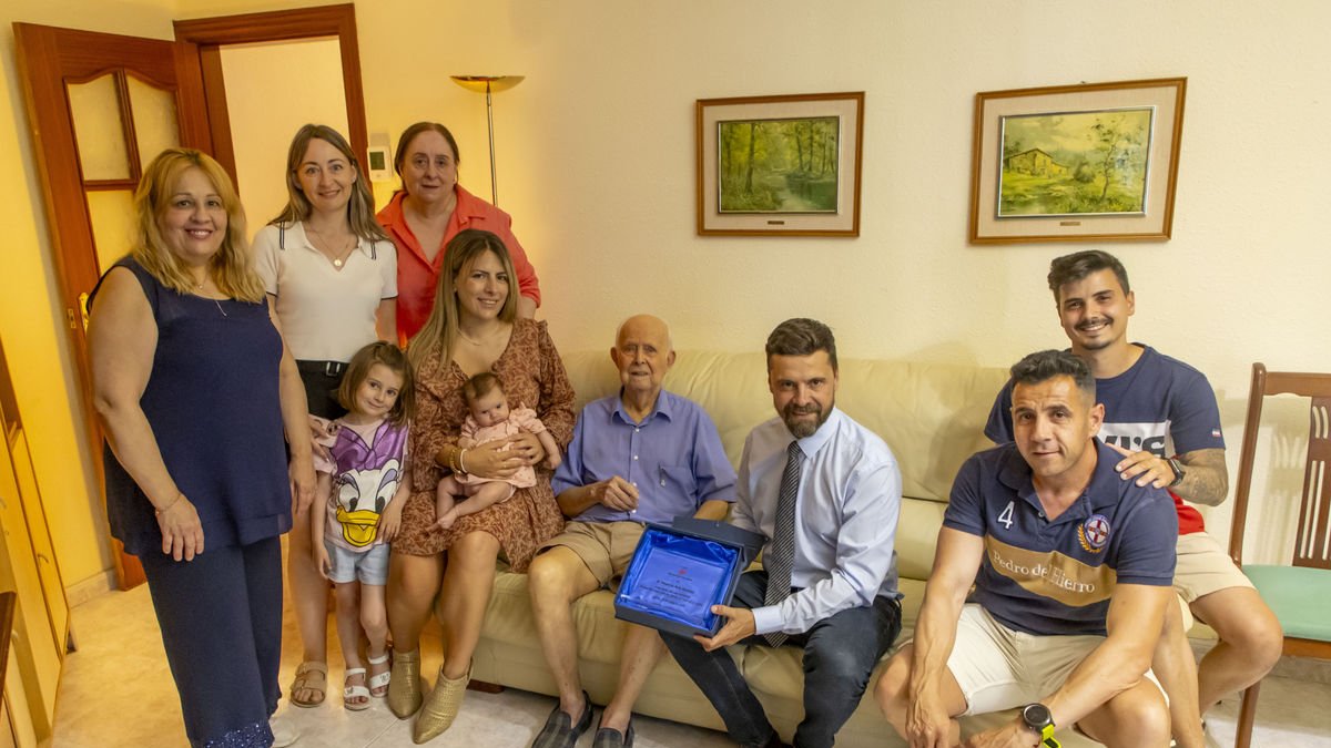 Rosendo Ruiz va celebrar ahir el seu centenari acompanyat de la família i el regidor Carlos Enjuanes. - JORDI ECHEVARRIA