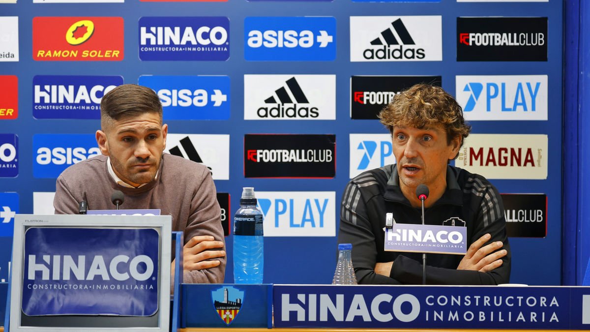 Raúl Fuster e Iñigo Idiakez, el día de la presentación del técnico en marzo pasado. - JORDI ECHEVARRIA