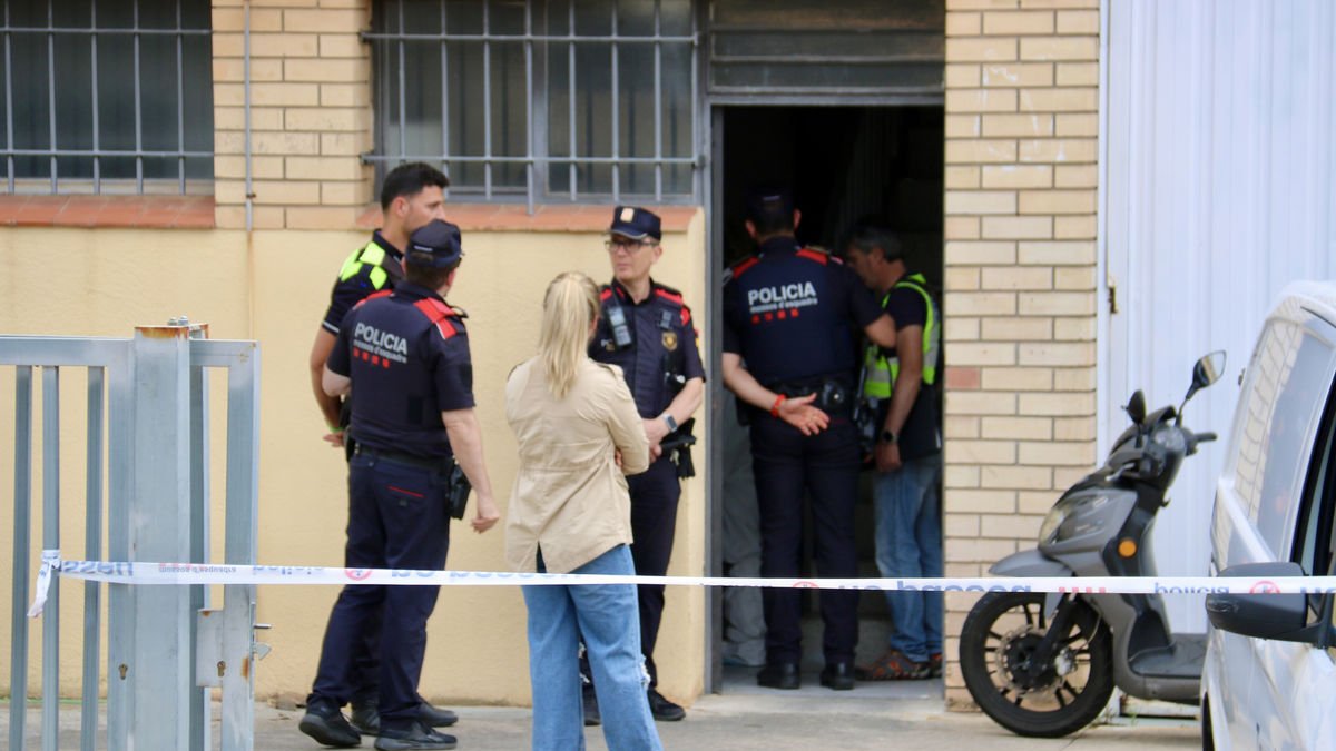 Agents dels Mossos, davant de la nau on l’agressor s’hauria suïcidat. - ÀLEX RECOLONS/ACN