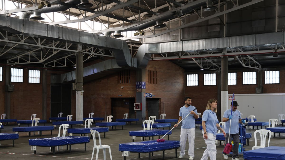 Trabajadores ultimaban ayer por la mañana la preparación del dispositivo en el pabellón 3 de la Fira. - AMADO FORROLLA