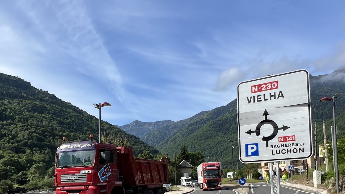 Un camión circulante por la N-230 en Bossòst, en la Val d'Aran, dirección en Vielha.