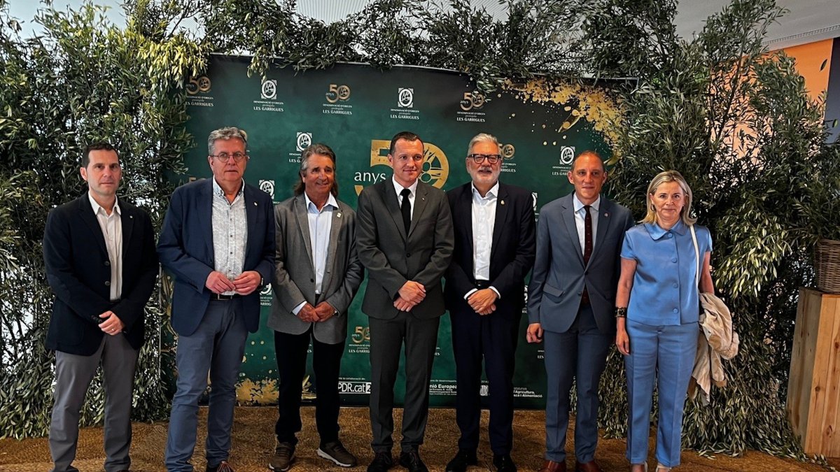 Autoritats assistents a l'acte del 50è aniversari de la DOP Les Garrigues a la Llotja de Lleida.