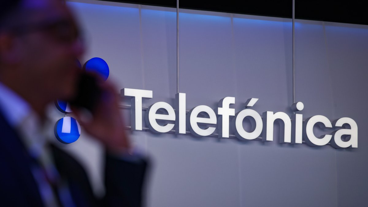 Un asistente al MWC ante el logo de Telefónica.