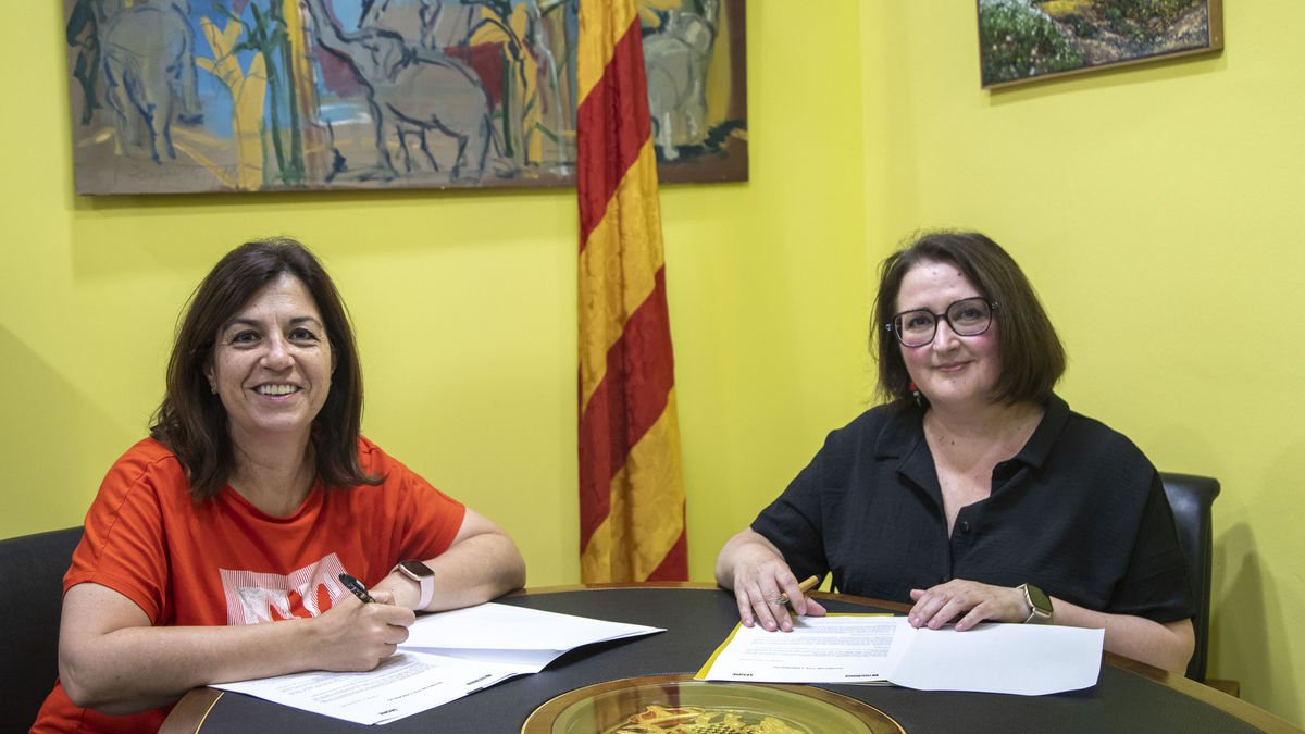L’alcaldessa de Tàrrega i la directora de SEGRE van renovar ahir el conveni a la capital de l’Urgell. - LAIA PEDRÓS