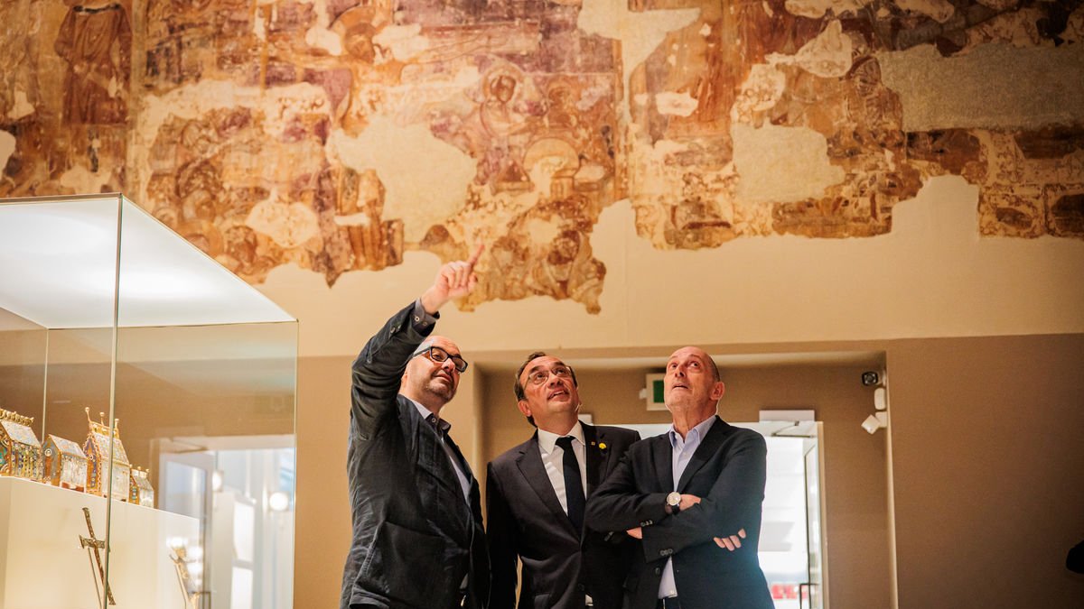 Josep Rull, al centre, durant la visita a les pintures del MNAC. - SERGI RAMOS LAVEDESA-PARLAMENT DE CATALUNYA