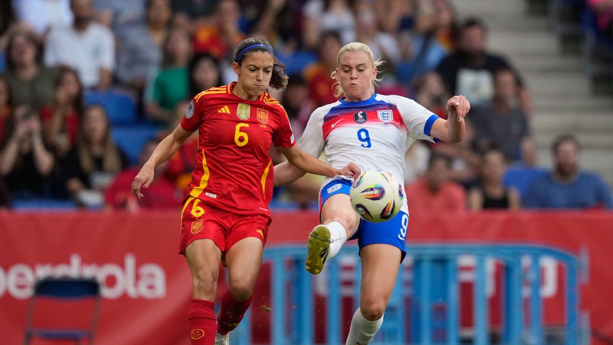 Aitana Bonmatí lucha por un balón con la inglesa Alessia Russo en una acción del partido de ayer. - EFE