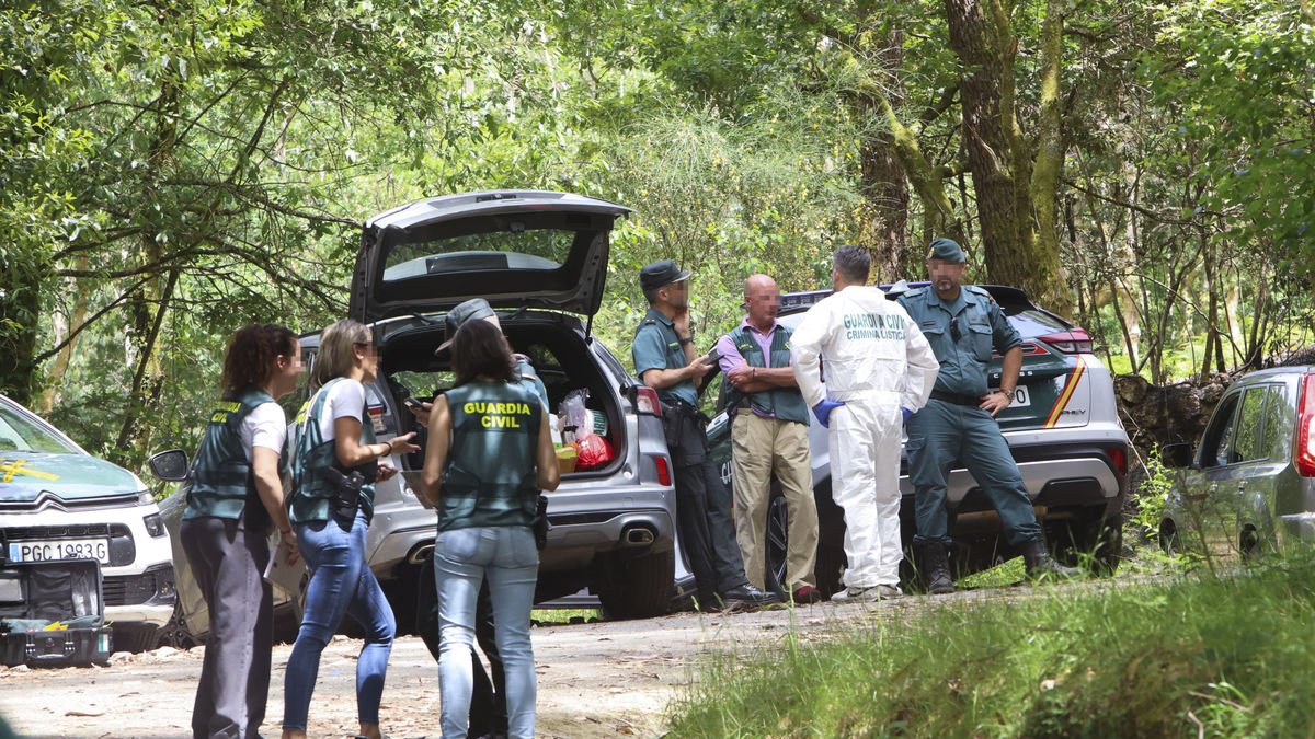 Los agentes investigan el hallazgo de los cuerpos en un coche. - EFE/ XOÁN REY