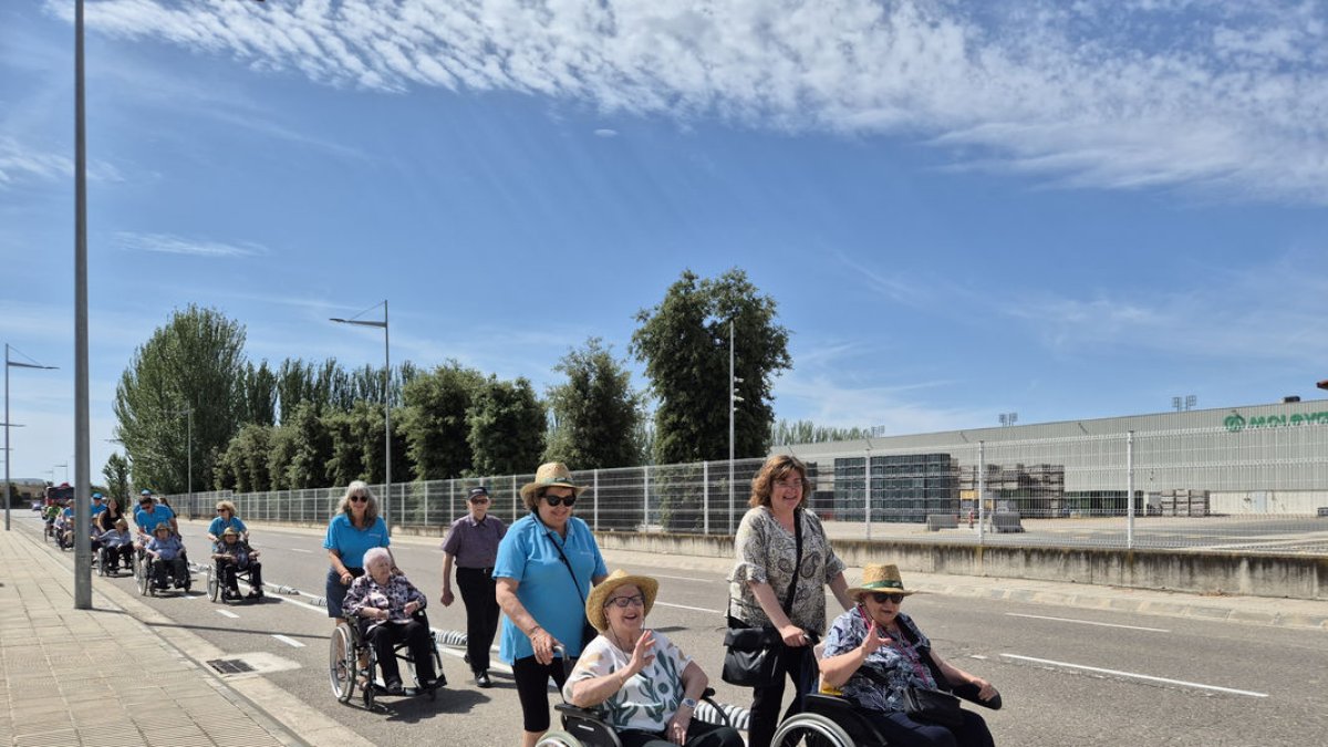 Usuaris de Ca La Cileta, recorrent el carril bici. - A.EL PALAU
