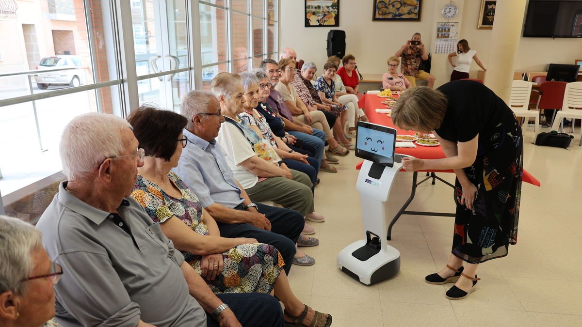 Bibiana Bendicho, presentando el robot a los usuarios de la Llar de Jubilats. - J.GÓMEZ