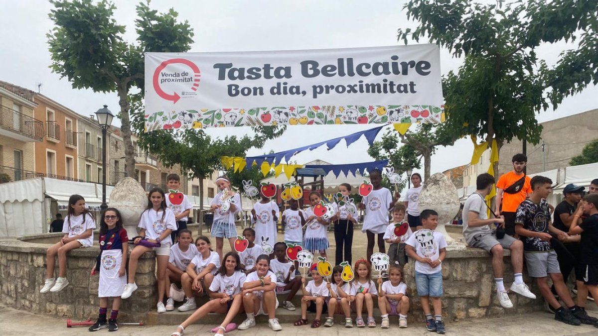 Nens de Bellcaire amb la samarreta de la venda de proximitat en el marc de FiraBell diumenge. - AJUNTAMENT DE BELLCAIRE