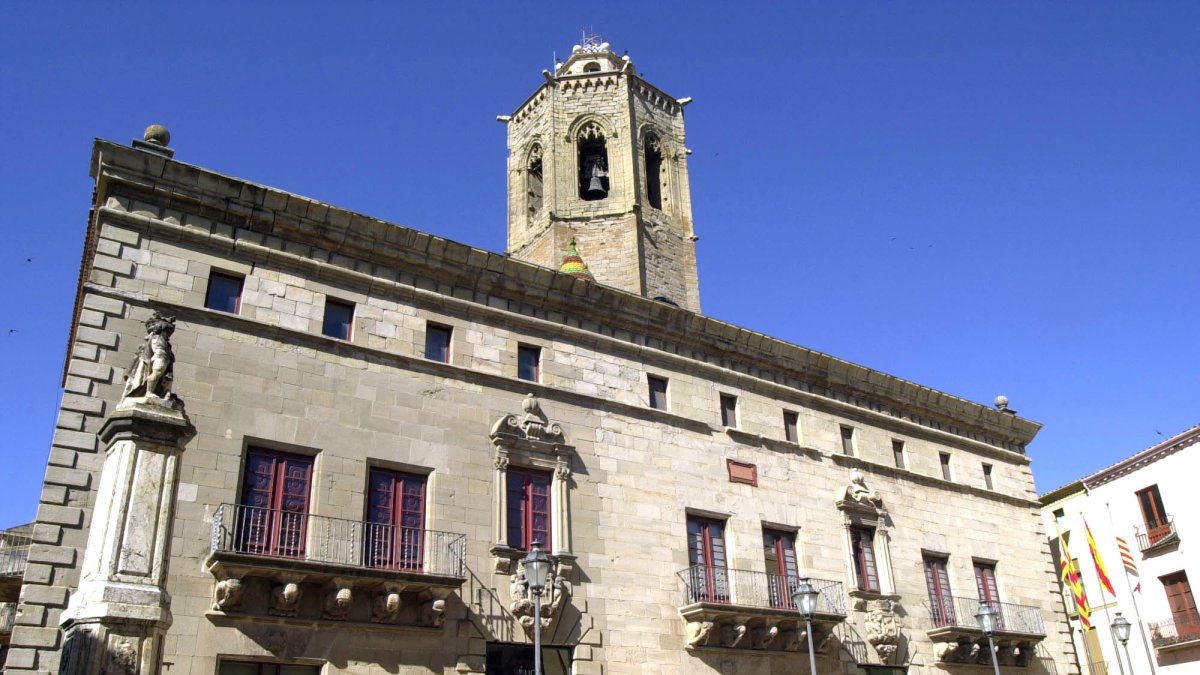 Imatge d'arxiu de la façana de l'edifici de la Paeria de Cervera.