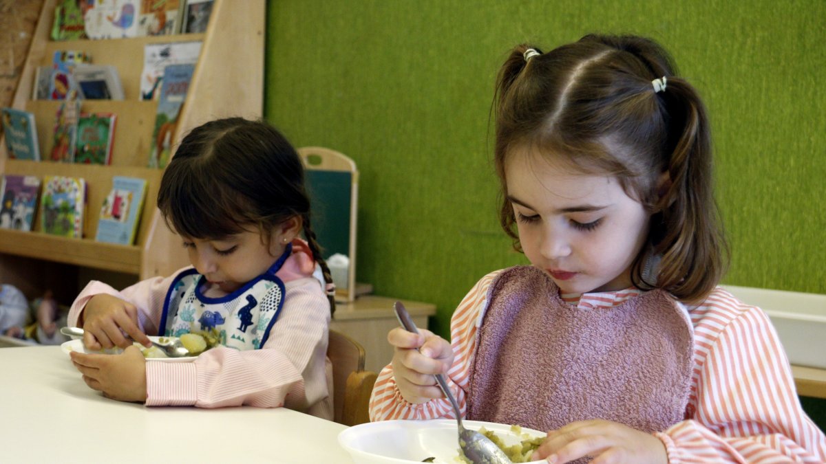 Alumnes de l'escola bressol municipal Albarés de la ciutat de Lleida mengen verdura per dinar.