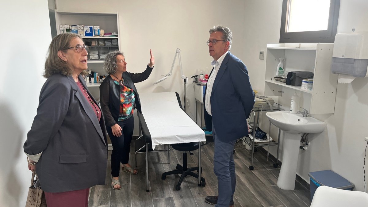 El president de la Diputació de Lleida, Joan Talarn, durant la visita al consultori mèdic d'Àger.