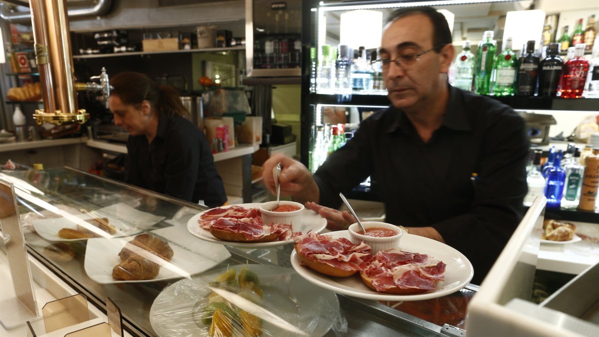 Cambrers treballant en un bar.