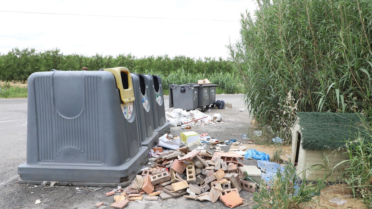 Una isla de contenedores llena de materiales de obra. - MAGDALENA ALTISENT