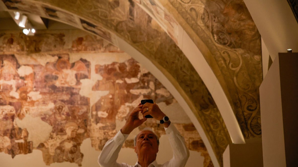 Un visitant fotografia les pinturales murals de Sixena al MNAC. - KIKE RINCÓN/EP