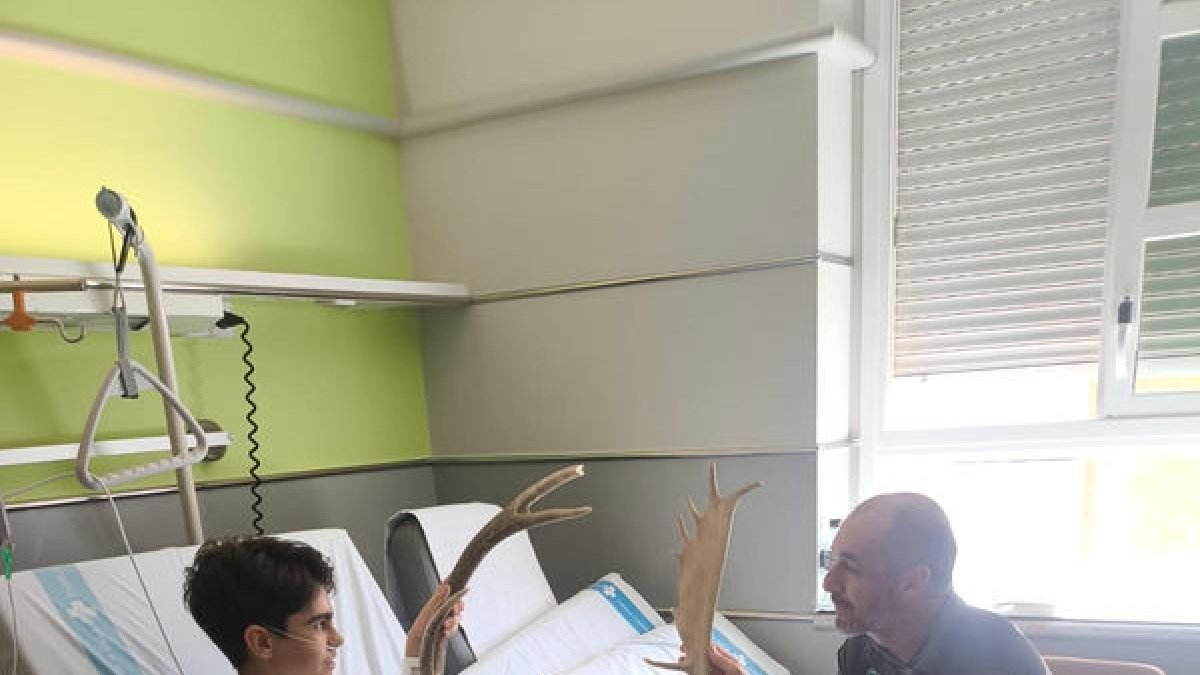 Un agent rural visitant un dels menors al Servei de Pediatria de l’hospital. - ICS