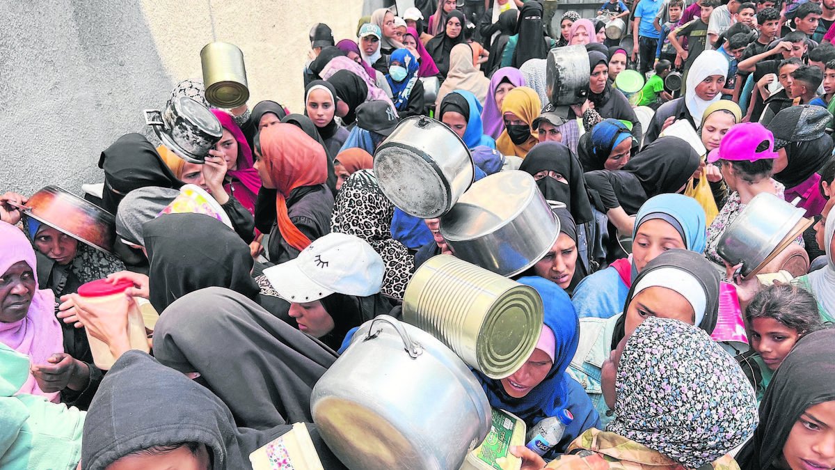 Desplaçats palestins a la recerca de menjar al campament de refugiats de Nuseirat. - BELAL ABU AMER