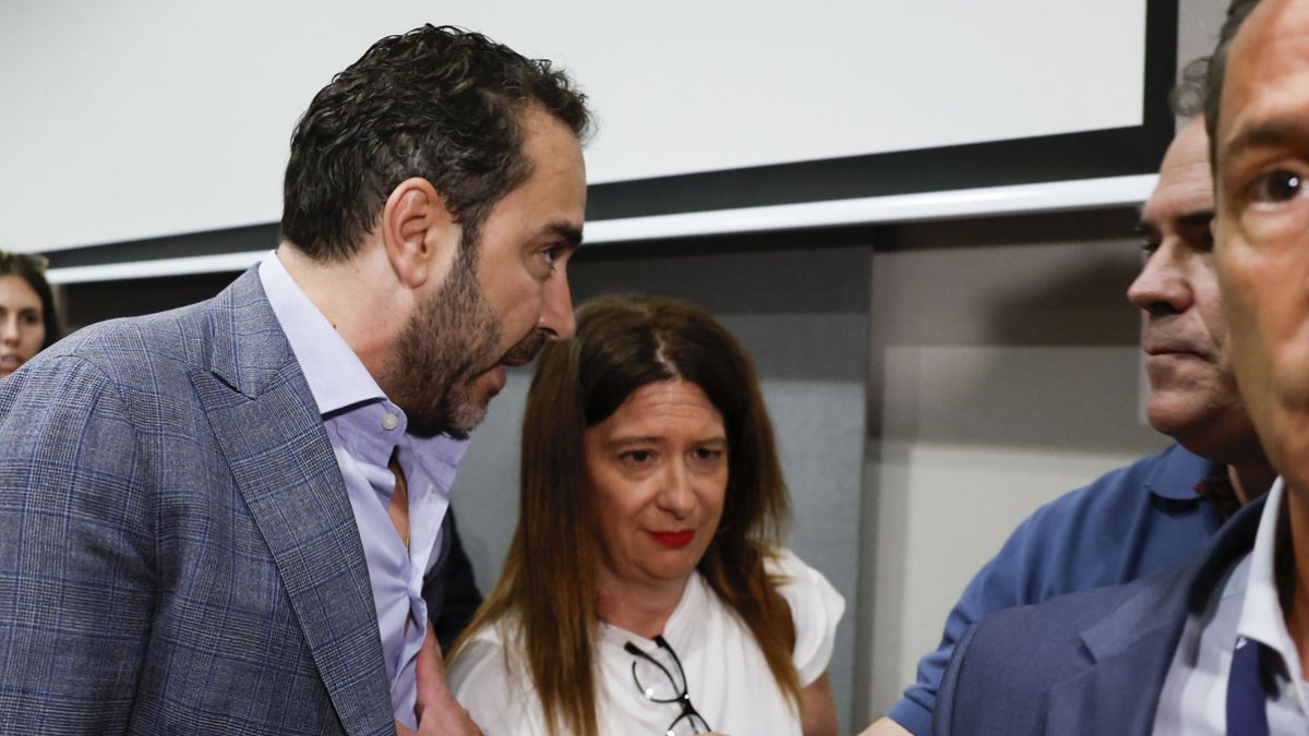 Momento de la trifulca entre Víctor de Aldama, Leire Díez y el empresario Javier Pérez Dolset. - EFE/ CHEMA MOYA