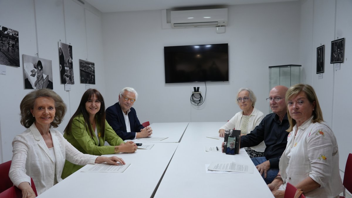 Varios exconsellers de Cultura reunidos en el Colegio de Periodistas de Catalunya antes de la presentación de un manifiesto conjunto en el cual piden que las pinturas murales de Sijena se queden en el MNAC.